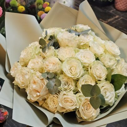 Buchet trandafiri albi